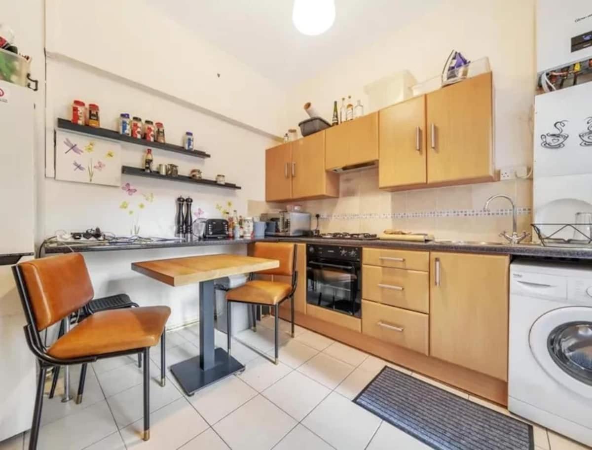 Charming 1-Bedroom Apartment Southfields, London Exterior photo